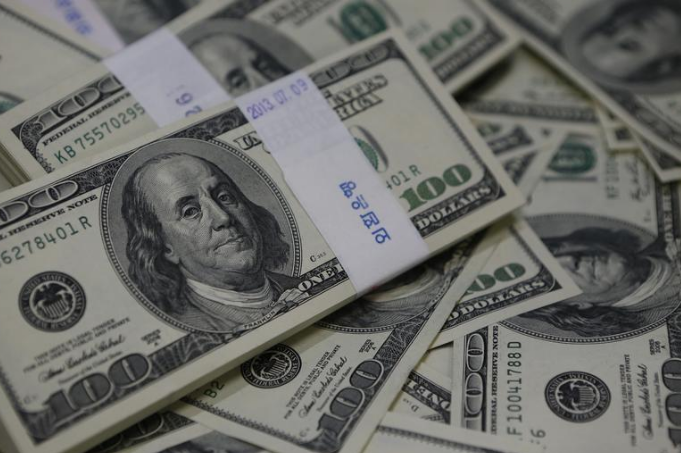 انخفاض قيمة الدولار مقابل ارتفاع عملات أخرى