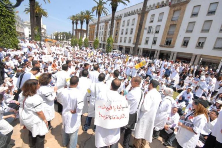 طلبة الطب يستقبلون الدكالي بمسيرة وطنية