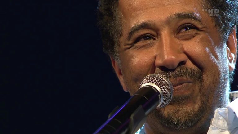 الشاب خالد يخلق مفاجأة في الإمارات