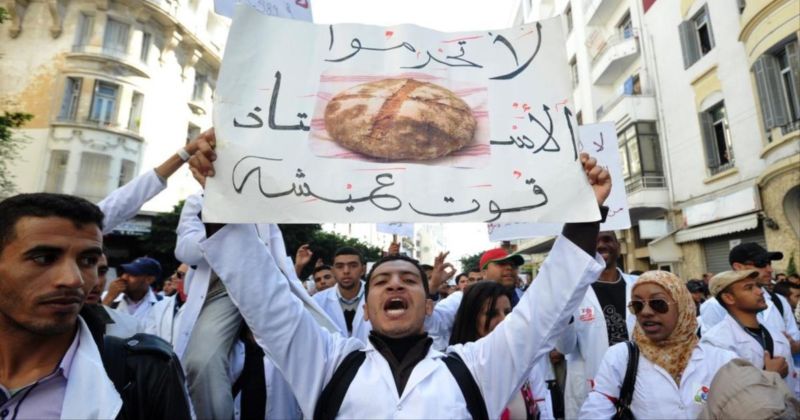 عكس الوزارة..أستاذ متعاقد يقدم رواية مثيرة حول أسباب فصله عن العمل