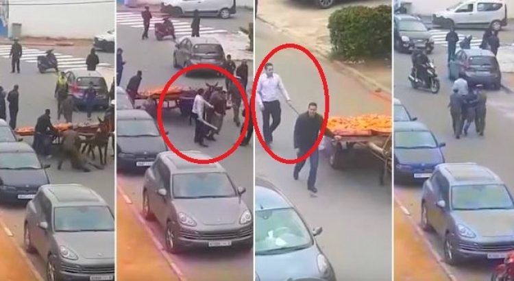 قائد يعنف بائع متجول بعصا خشبية (فيديو)