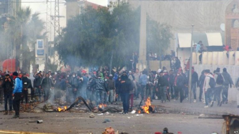 احتجاجات عارمة تعُم تونس وتسفر عن مقتل شخص