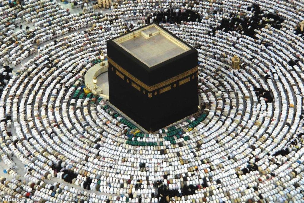 عندما نُزع الحجر الأسود وتوقف الحج
