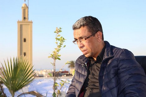 القاضي يُخرِج المهدوي من القفص الزجاجي ويجلسه أمامه