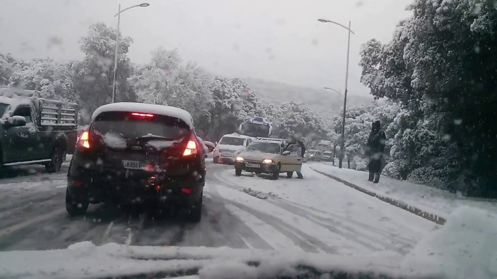 طقس بارد وثلوج وأمطار قوية بهذه المناطق