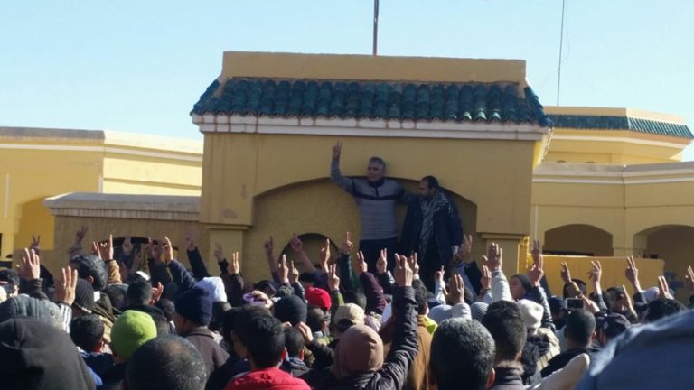 اجتماع بين نشطاء أوطاط الحاج ومسؤولين يفضي إلى رزمة من الوعود