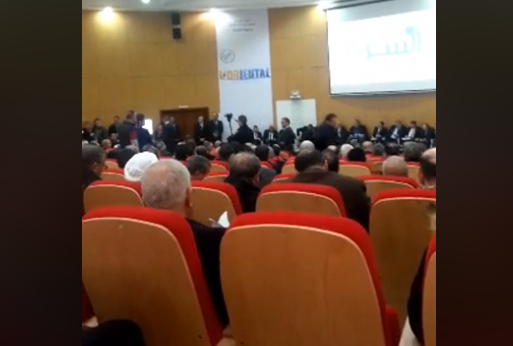 عاجل..رئيس جماعة يقتحم منصة العثماني والوفد الوزاري (صورة)