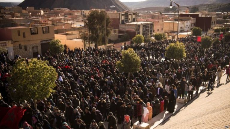 جرادة..الآلاف يتحدون البرد ويردون على الحكومة بمسيرة حاشدة (فيديو)