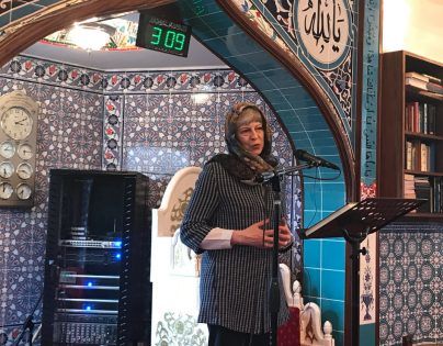 رئيسة الوزراء البريطانية ترتدي الحجاب