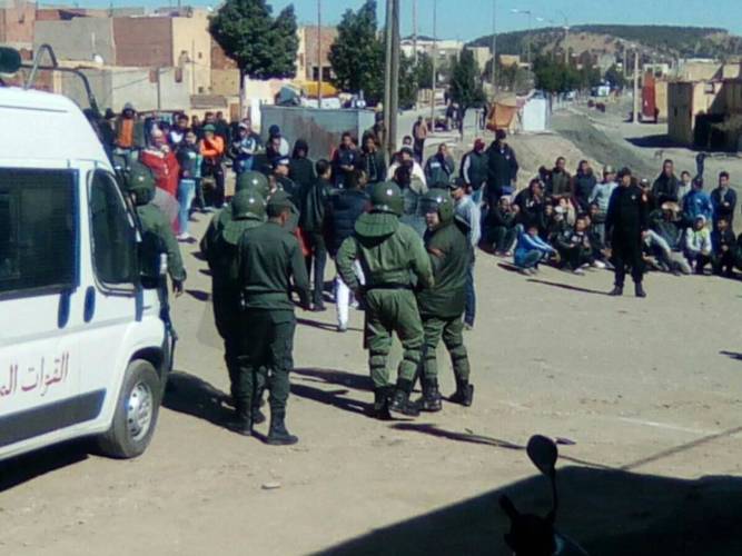عاجل..حصار وأنباء عن مواجهات مع الأمن في جرادة (صور)