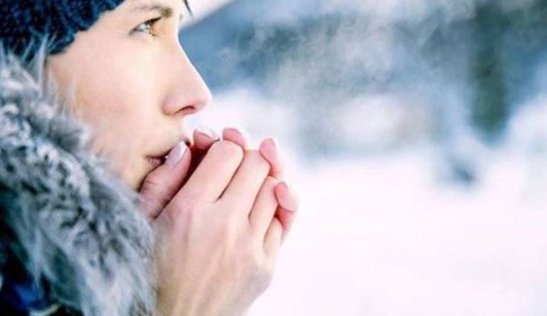 لماذا تنخفض حرارة أيادي النساء أكثر من الرجال في البرد؟