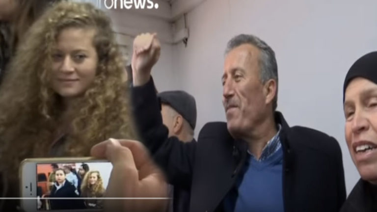 لحظة رؤية والد عهد التميمي لإبنته