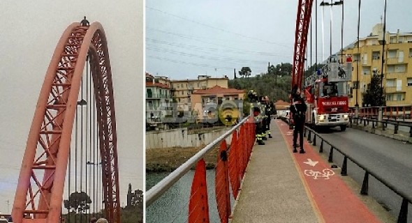 (بالفيديو) إستنفار أمني إيطالي بعد تهديد مغربي بالإنتحار بسب هاتف
