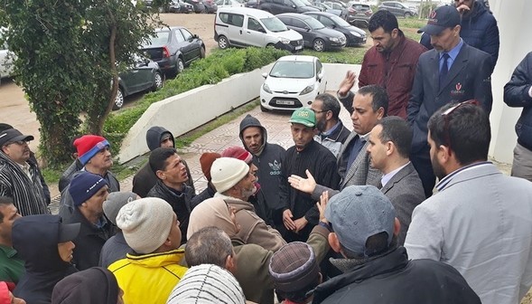 محتجون يقتحمون محاضرة لوزير الوظيفة العمومية.. والسلطة تتدخل