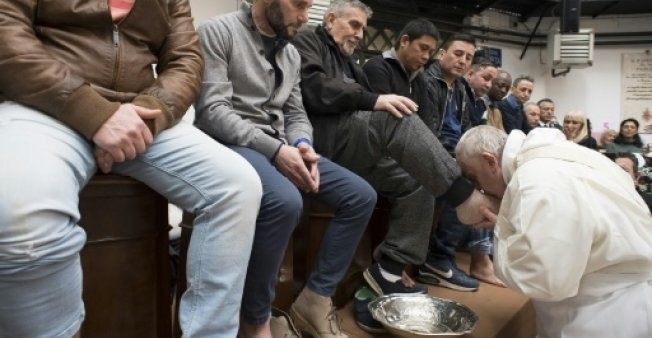 بابا الفاتيكان يغسل ويُقبِّل أقدام سجينين مغربيين
