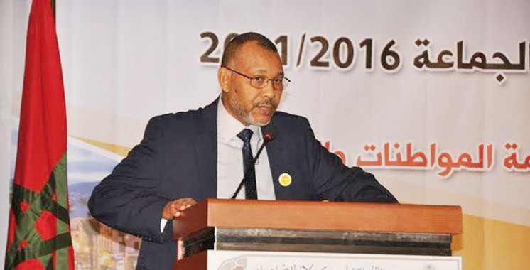 بالفيديو… العشرات يحاصرون إدعمار رئيس حضرية تطوان