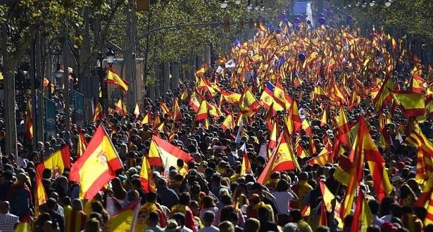 مظاهرة كبيرة في برشلونة ضد انفصال إقليم كتالونيا