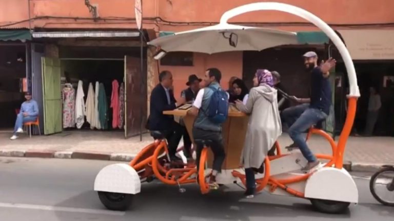 بالفيديو..أجانب يتجولون بدراجة غريبة في مراكش