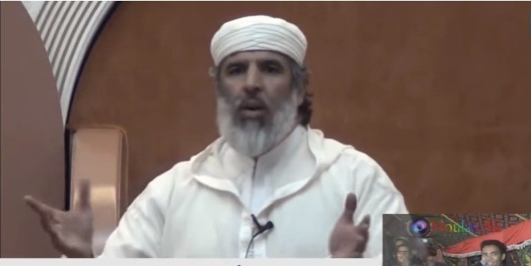 بالفيديو.. فقيه يسخر من صاحب أغنية “حتى لقيت لي تبغيني..”