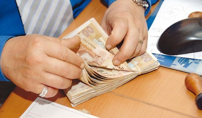بشرى للموظفين.. الحكومة تعد بزيادة في الأجور