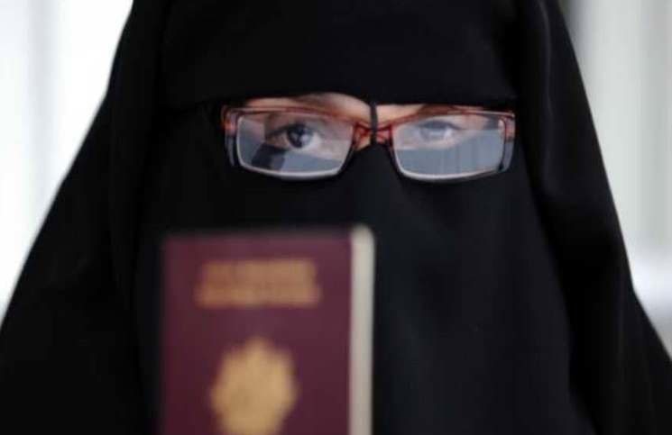 حرمان جزائرية من الجنسية لرفضها مصافحة مسؤولين فرنسيين