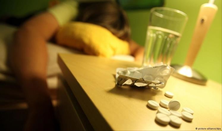 فتاة تُنوم والديها من أجل لقاء صديقها في منزل عائلتها