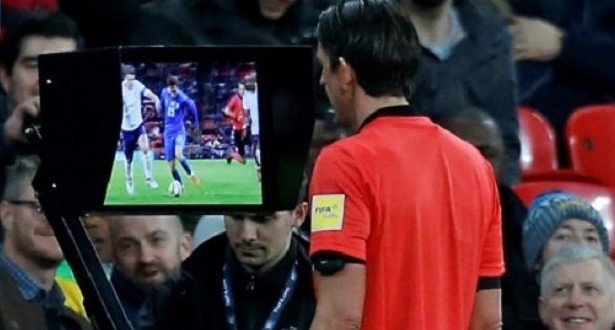 إضافة أربعة حكام آخرين في كل مباراة بمونديال روسيا