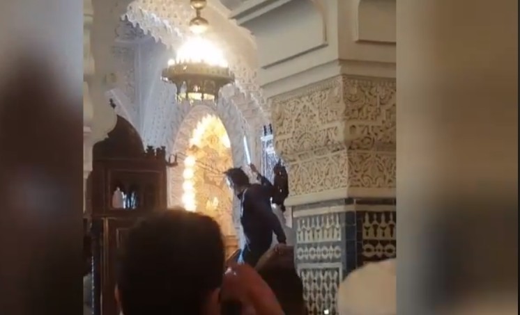 لحظة محاولة ذبح إمام حسان