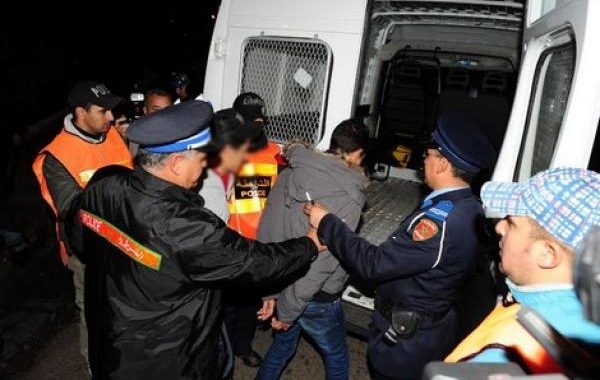 اعتقال 4 أشخاص بحوزتهم قنينات غاز مسيل للدموع وعصي كهربائية