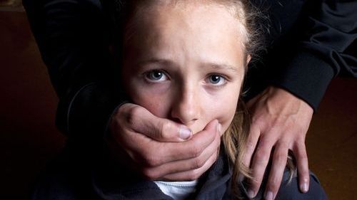 مجهول يهاجم مدرسة ويختطف تلميذة من داخل القسم