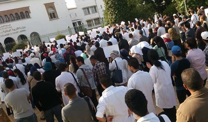 نقابات تعليمية تتوعد أمزازي باحتجاجات عارمة