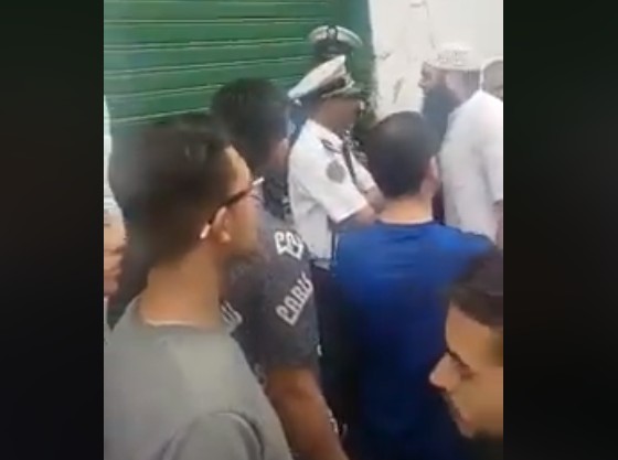 الأمن يكشف حقيقة محاصرة مواطنين لشرطيين بتهمة “الرشوة” (فيديو)