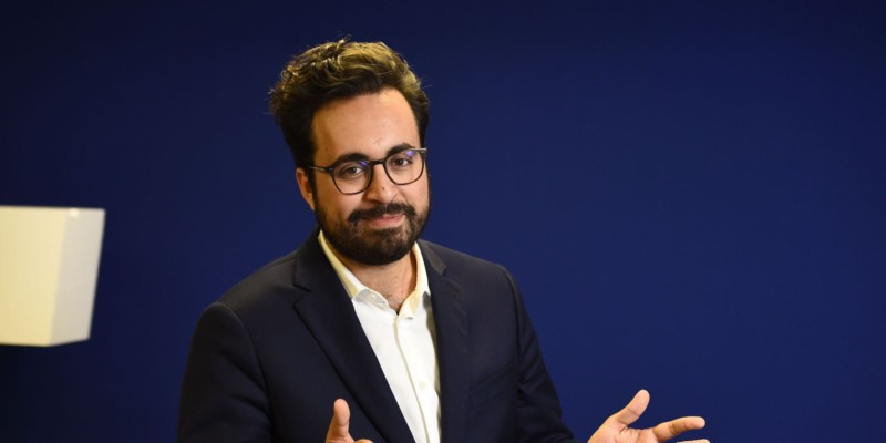 كاتب دولة فرنسي من أصل مغربي يعترف بمثليته (تغريدة)
