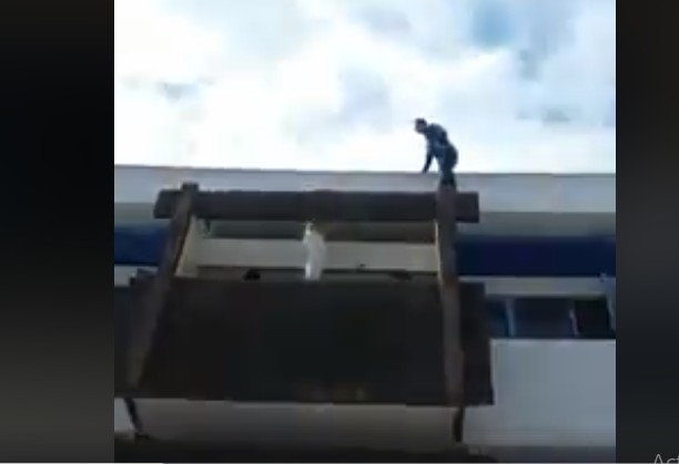 بالفيديو.. تلميذ يحاول الإنتحار من أعلى سطح ثانوية