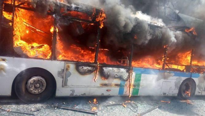 بالفيديو.. النيران تلتهم حافلة بأرقى أحياء الرباط