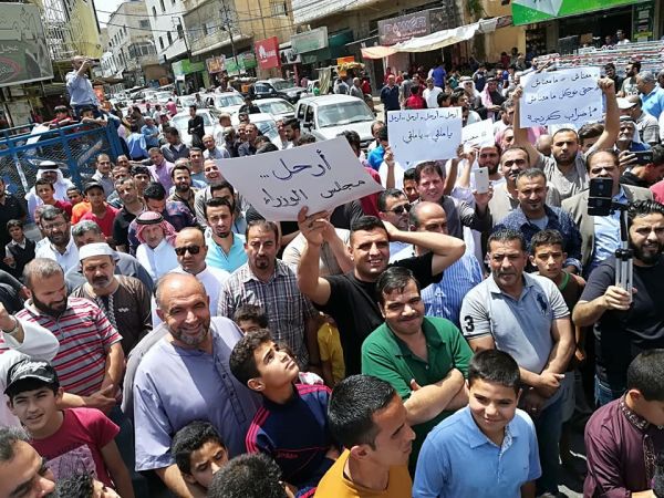 عكس المغرب.. الأردنيون يجبرون الحكومة على خفض أسعار المحروقات(صور)