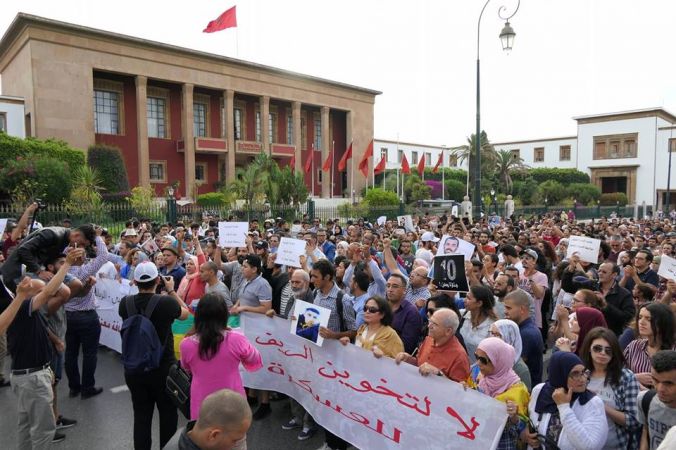 قرنان سجنا نافذا للزفزافي ورفاقه تُخرج المئات للتظاهر أمام البرلمان (فيديو وصور)