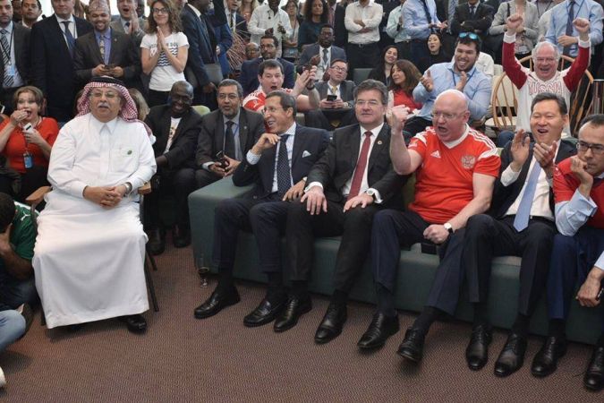 الصورة الحدث.. نظرة بألف رسالة لسفير المغرب هلال بعد خسارة المنتخب السعودي