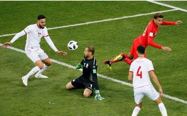 طبيب منتخب تونس ينقذ حياة لاعب النيجر فى لقطة إنسانية اهتزت لها المشاعر وصفق له الحكم
