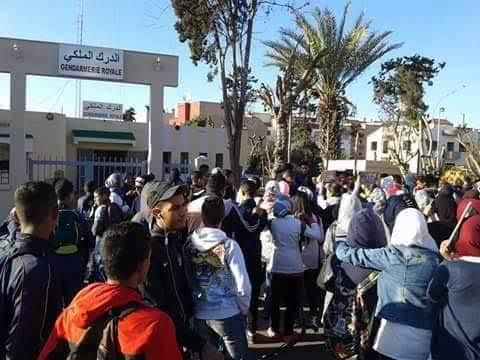 مواطنون يحاولون اقتحام مركز للدرك بسبب إطلاق سراح متهم بالاغتصاب (فيديو)