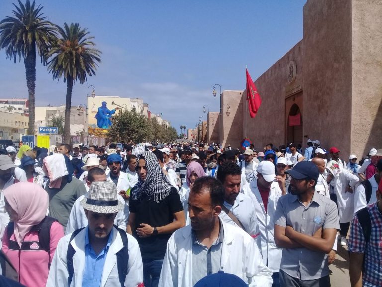 “المتعاقدون” ونقابيون يعتصمون داخل مديرية تازة (فيديو)