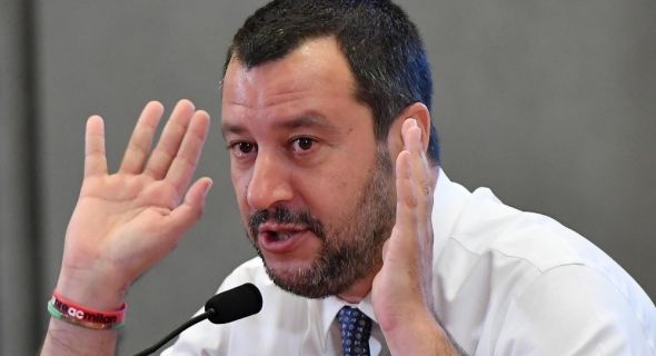 مغربي يجُر وزير الداخلية الايطالي للقضاء