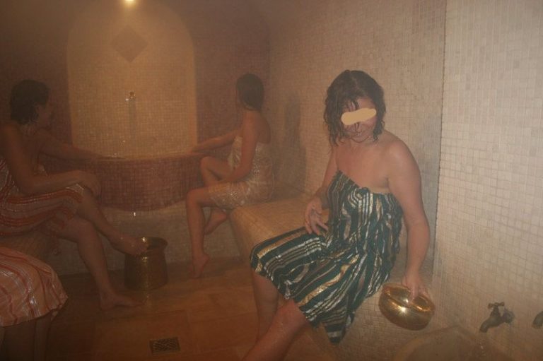 القضاء يصدر حكمه في حق رجل إقتحم حمام نساء للدفاع عن زوجته