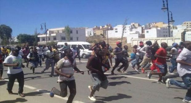 فرار جماعي لمهاجرين أفارقة من حافلة رحّلتهم إلى جنوب المغرب (فيديو)