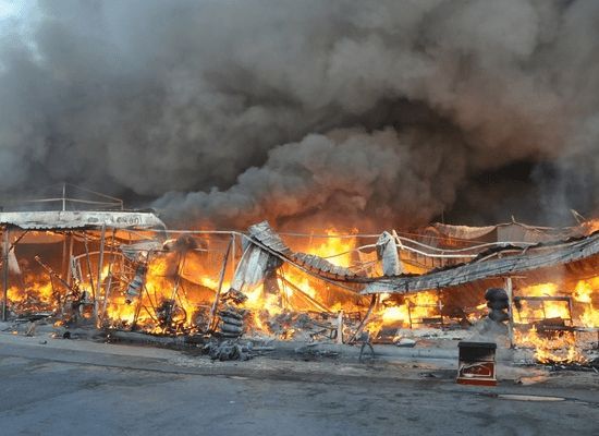 حريق يأتي على سوق فزوان وغضب شعبي ضد الوقاية المدنية (فيديو)