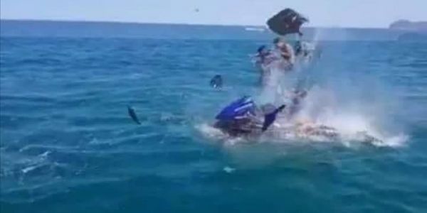 خطير..انفجار “جيتسكي” وسط مياه بالمضيق (فيديو)