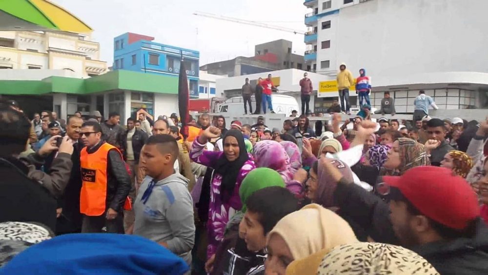 “غياب الأمن والنظافة” يخرج ساكنة العرائش للاحتجاج
