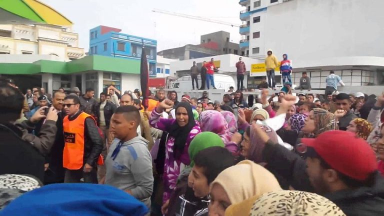 “غياب الأمن والنظافة” يخرج ساكنة العرائش للاحتجاج