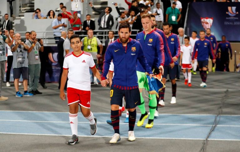 بالفيديو.. ميسي يعود إلى برشلونة بعد أيام من انضمامه لسان جيرمان