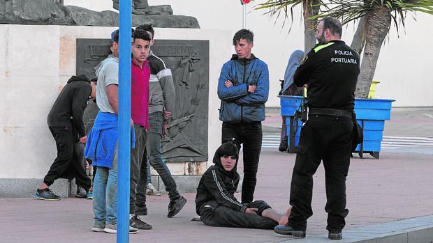إسبانيا ترد على إغلاق المغرب للحدود بترحيل مئات القاصرين